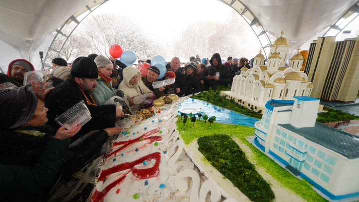 Как 20 тысяч екатеринбуржцев помолились и разделили гигантский кулич: онлайн-репортаж