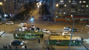 Видео: искрящийся троллейбус парализовал движение на проспекте Дзержинского