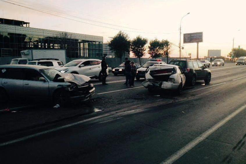 Участниками ДТП стали 3 автомобиля Участниками ДТП стали 3 автомобиля