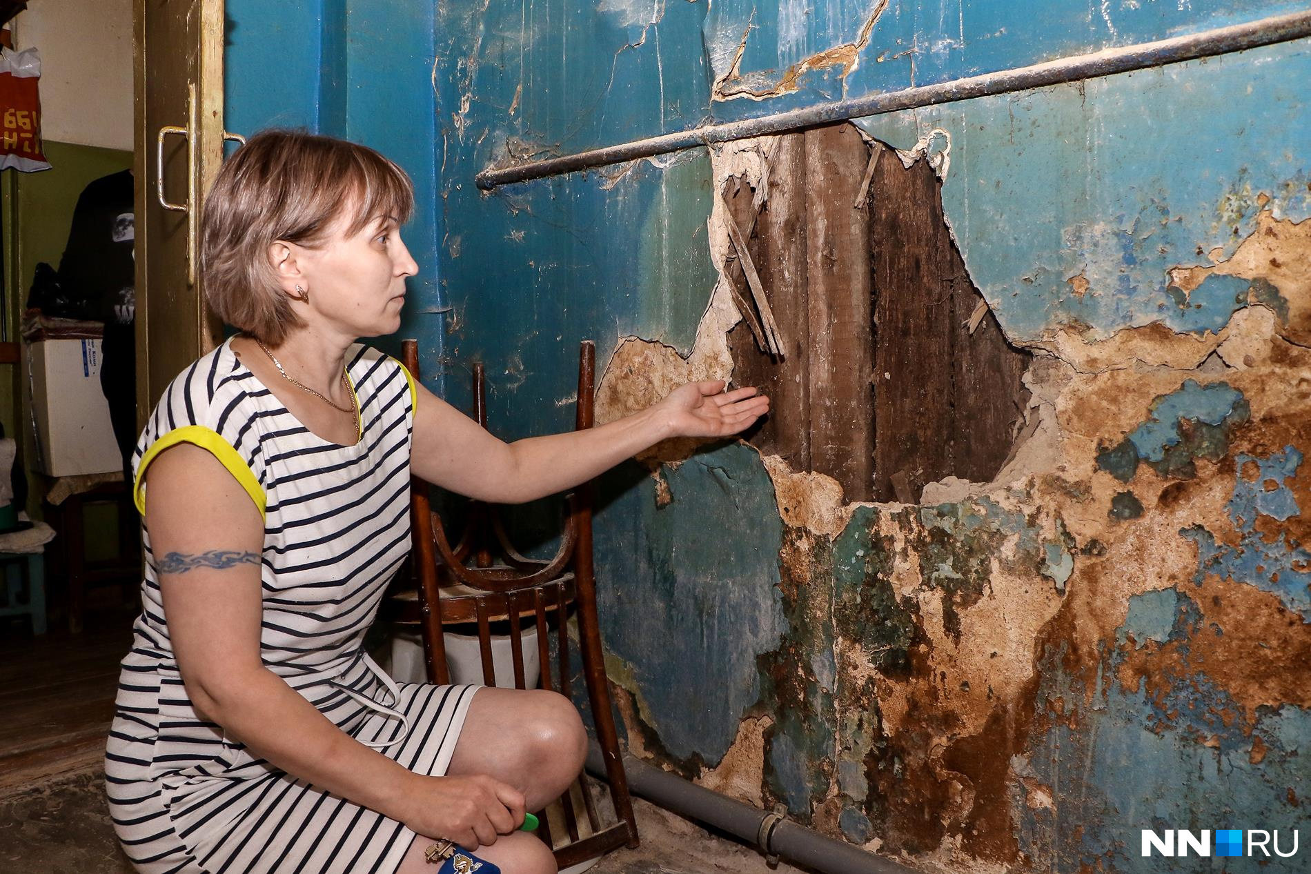 Наталья демонстрирует, что сделала сырость с её домом