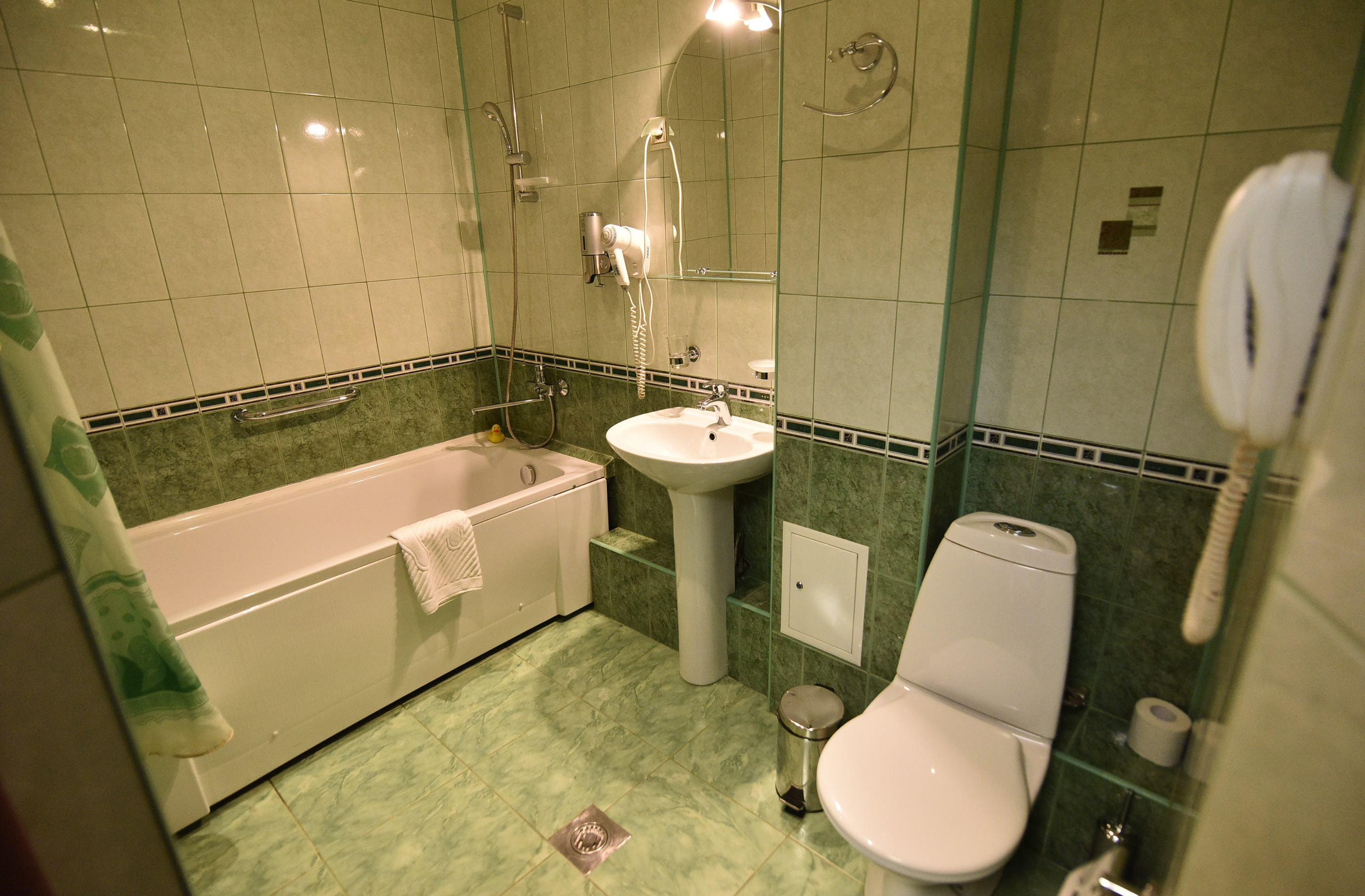 В каждом номере есть душевая кабина, ванна или джакузи, туалет, фен, набор полотенец и одноразовая парфюмерия