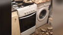 В ярославской квартире ночью рухнул потолок: видео с места