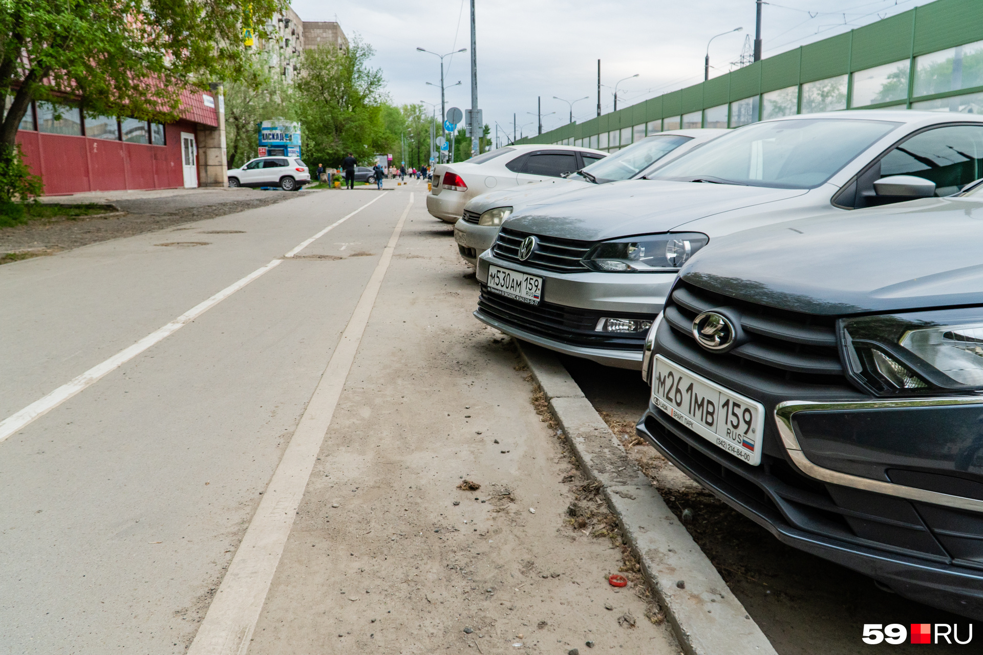 Типичная болезнь велодорожек между проезжей частью и пешеходной — торчащие «носы» автомобилей Типичная болезнь велодорожек между проезжей частью и пешеходной — торчащие «носы» автомобилей