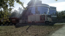 «Огонь мог перекинуться на лес»: рядом с заправкой в Челябинске загорелся недостроенный автосервис