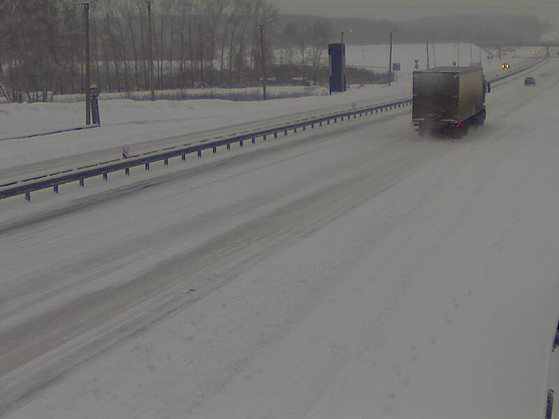Водители жалуются, что в 8 утра на трассе М-5 около Тимирязево был снежный накат