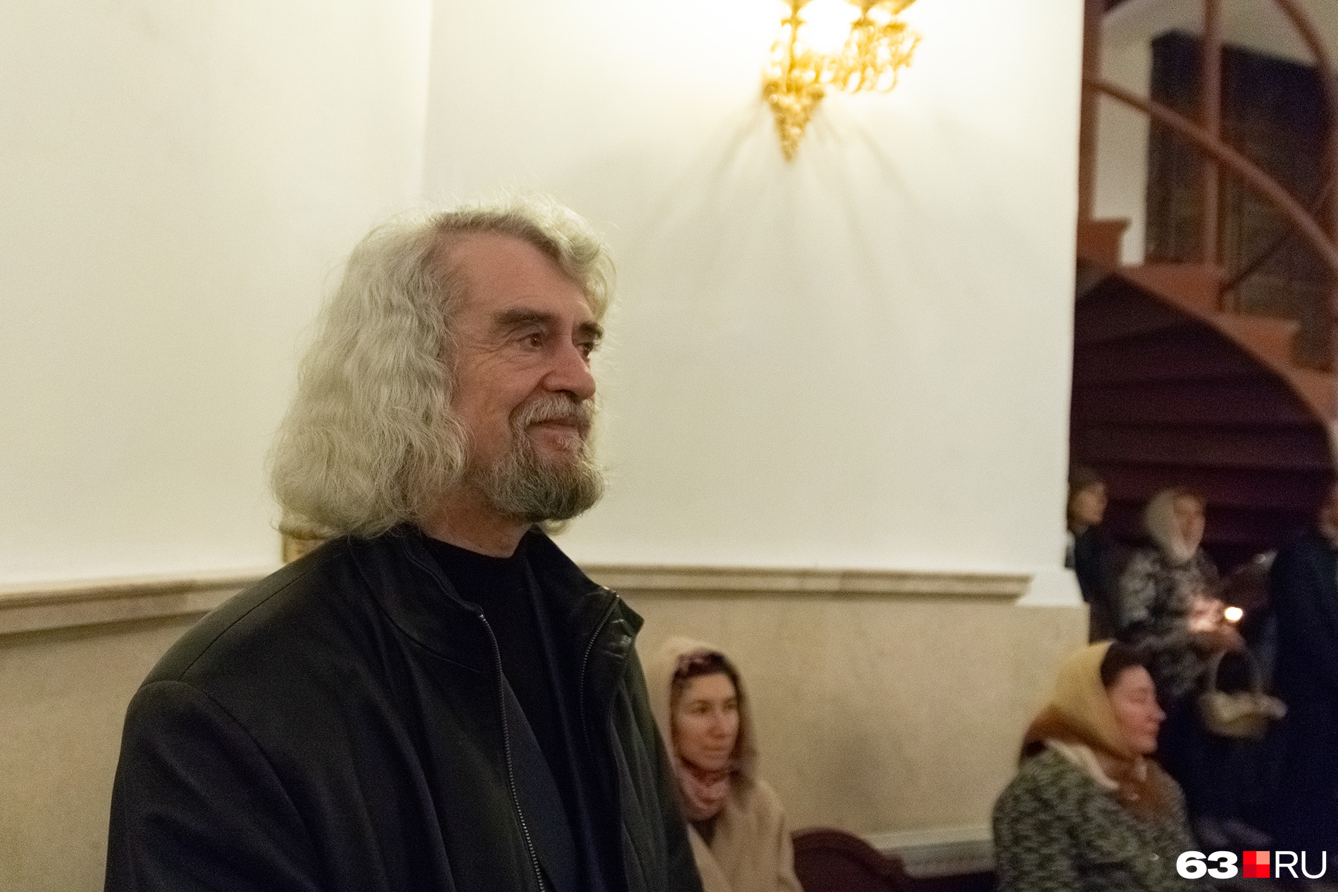 Кажется, художественный руководитель и главный дирижер академического симфонического оркестра самарской филармонии Михаил Щербаков, пришедший на Пасхальную службу, вот-вот начнет подпевать хору Кажется, художественный руководитель и главный дирижер академического симфонического оркестра самарской филармонии Михаил Щербаков, пришедший на Пасхальную службу, вот-вот начнет подпевать хору