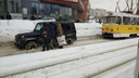 На Ново-Садовой водитель «Гелика» застрял на обособленных трамвайных путях