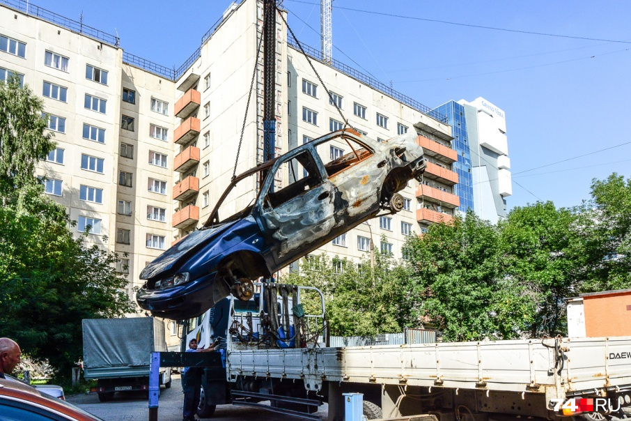 Брошенный и разукомплектованный автомобиль могут эвакуировать на стоянку, где он проведет несколько месяцев (не бесплатно), а если владелец не явится — будет продан с аукциона Брошенный и разукомплектованный автомобиль могут эвакуировать на стоянку, где он проведет несколько месяцев (не бесплатно), а если владелец не явится — будет продан с аукциона