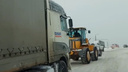 Дефицит такси и фуры на буксире: Челябинск встал в 9-балльных пробках из-за снегопада