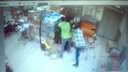 Избили и поглумились: в уфимской «Пятерочке» сняли видео, как издеваются над покупателем-воришкой