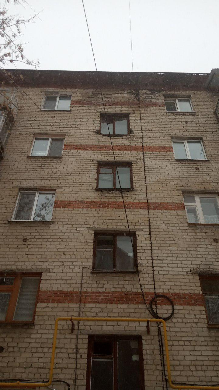 На Чернышевского, 2г частично разрушился фасад дома. Обратите внимание на газовую трубу внизу. Она ничем не защищена