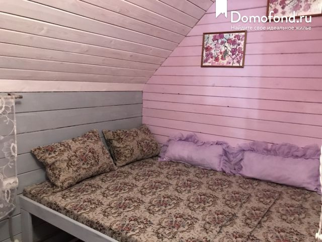 В интерьере для отделки использовали много дерева. Стены выкрашены в нежные пастельные тона В интерьере для отделки использовали много дерева. Стены выкрашены в нежные пастельные тона