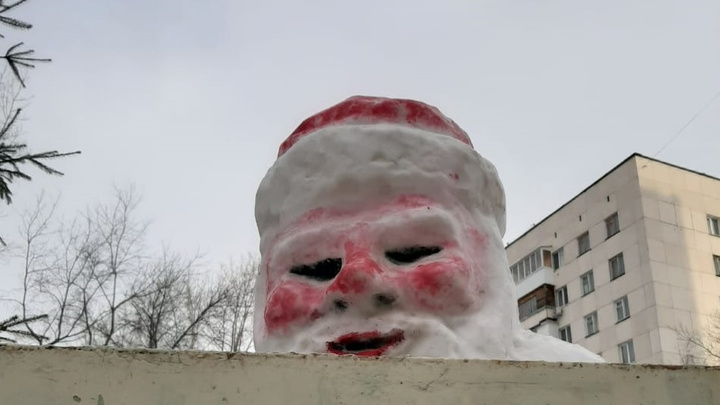 В Уфе установили Деда Мороза и Снегурочку как из фильма ужасов