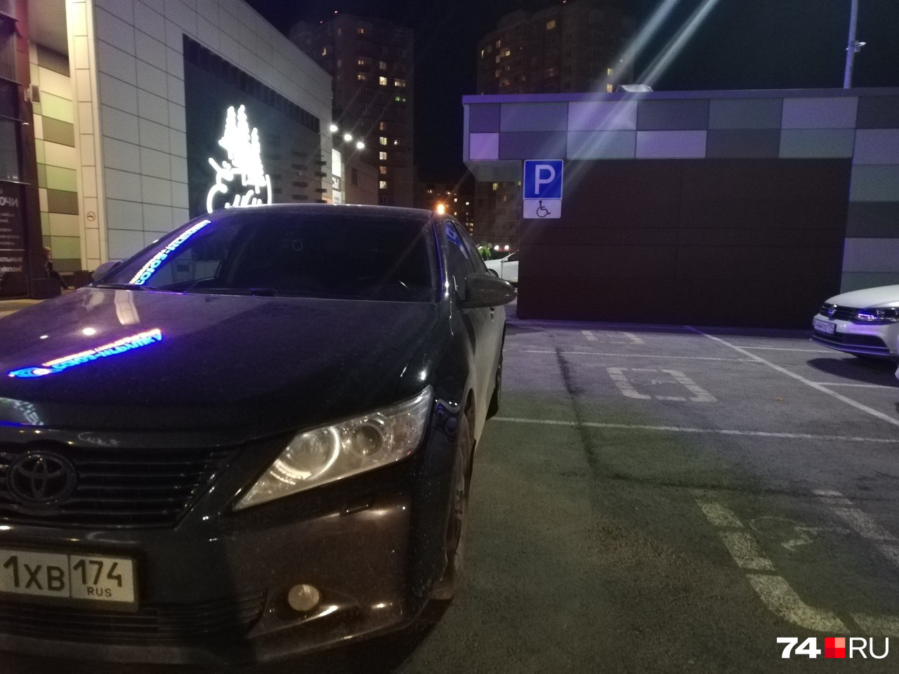 Toyota Camry — любимица чиновников, сидящих на бюджетном финансировании, и частных толстосумов. В данном случае её водитель умудрился по-королевски занять сразу три места для инвалидов Toyota Camry — любимица чиновников, сидящих на бюджетном финансировании, и частных толстосумов. В данном случае её водитель умудрился по-королевски занять сразу три места для инвалидов