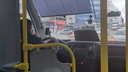 Пассажирка маршрутки до Новосибирска сняла на видео водителя, который листал соцсети за рулём