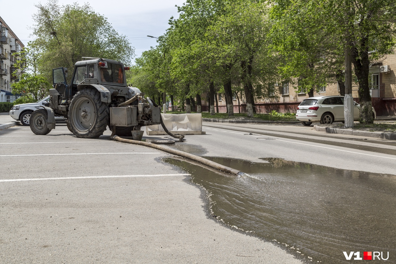 Установка одиноко сливает воду на проезжую часть Установка одиноко сливает воду на проезжую часть