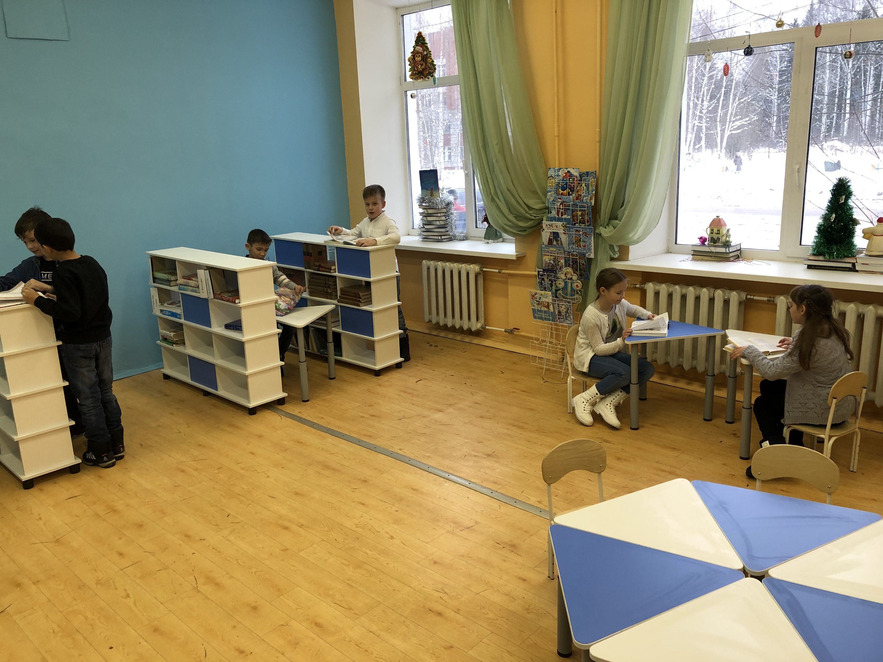 Детский читальный зал с новой мебелью