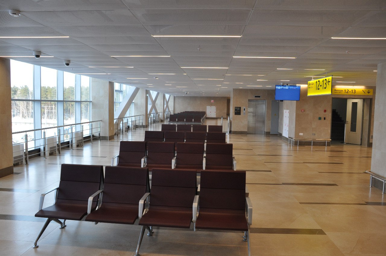 Свежие фото из аэропорта и того же зала на 3-м этаже: кресла есть