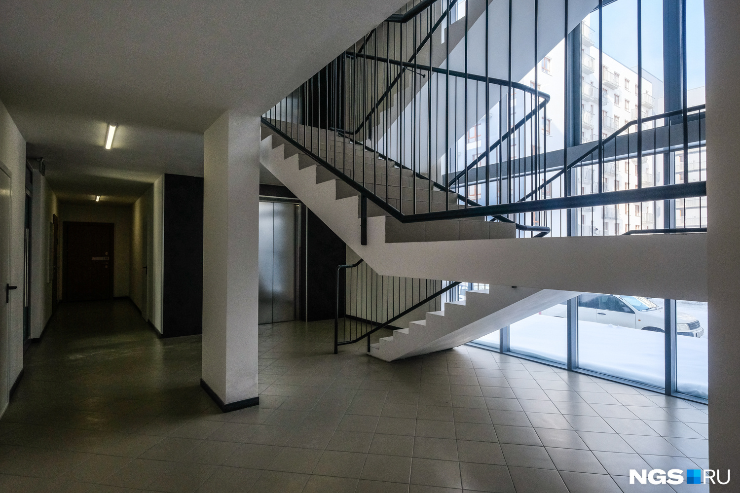 На площадках 5–7 квартир и панорамные окна, чтобы лестницы и коридоры освещались солнцем