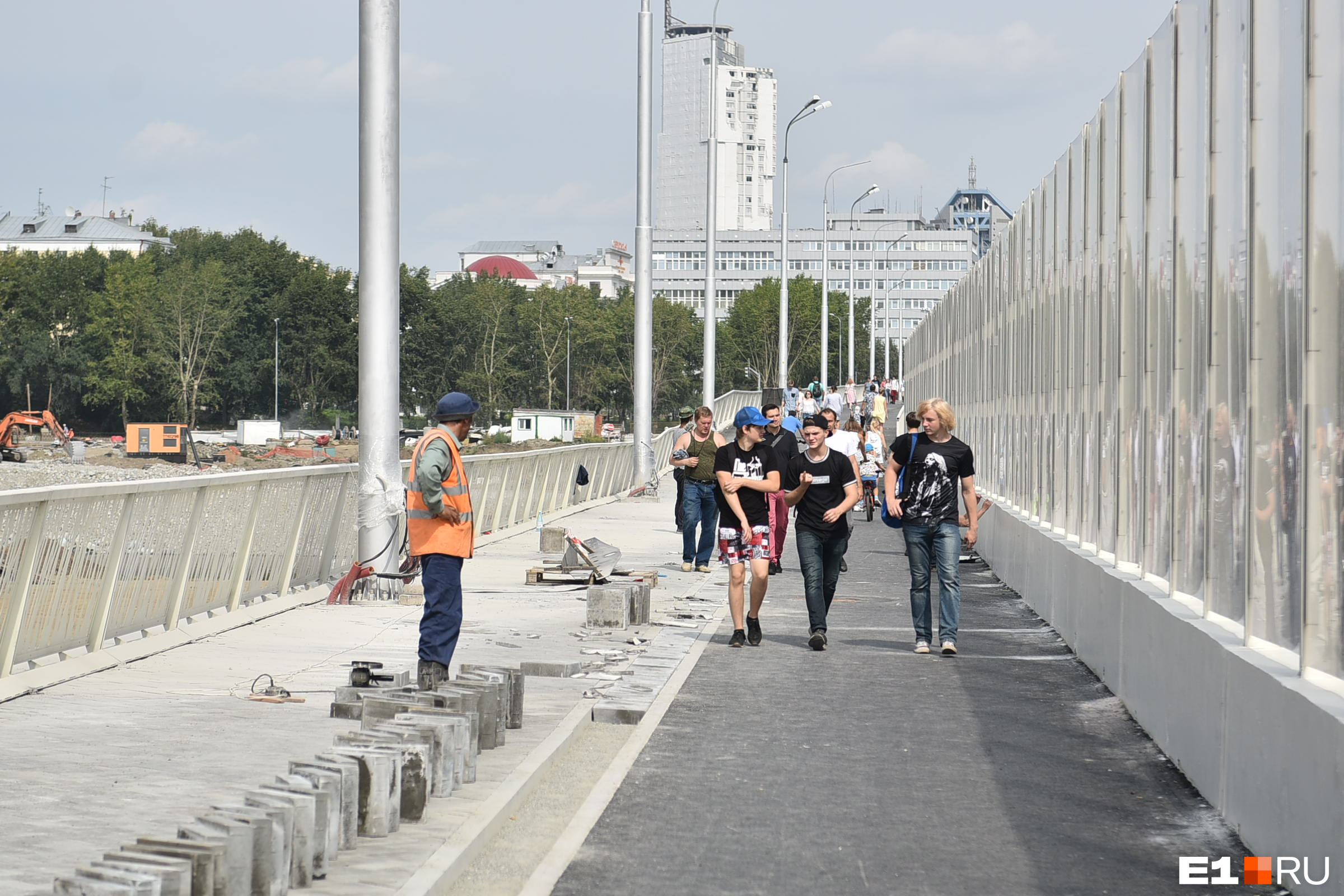 Движение открытые города. Девушки на Макаровском мосту Екатеринбург. Как устраиваются велодорожки на Мостах.