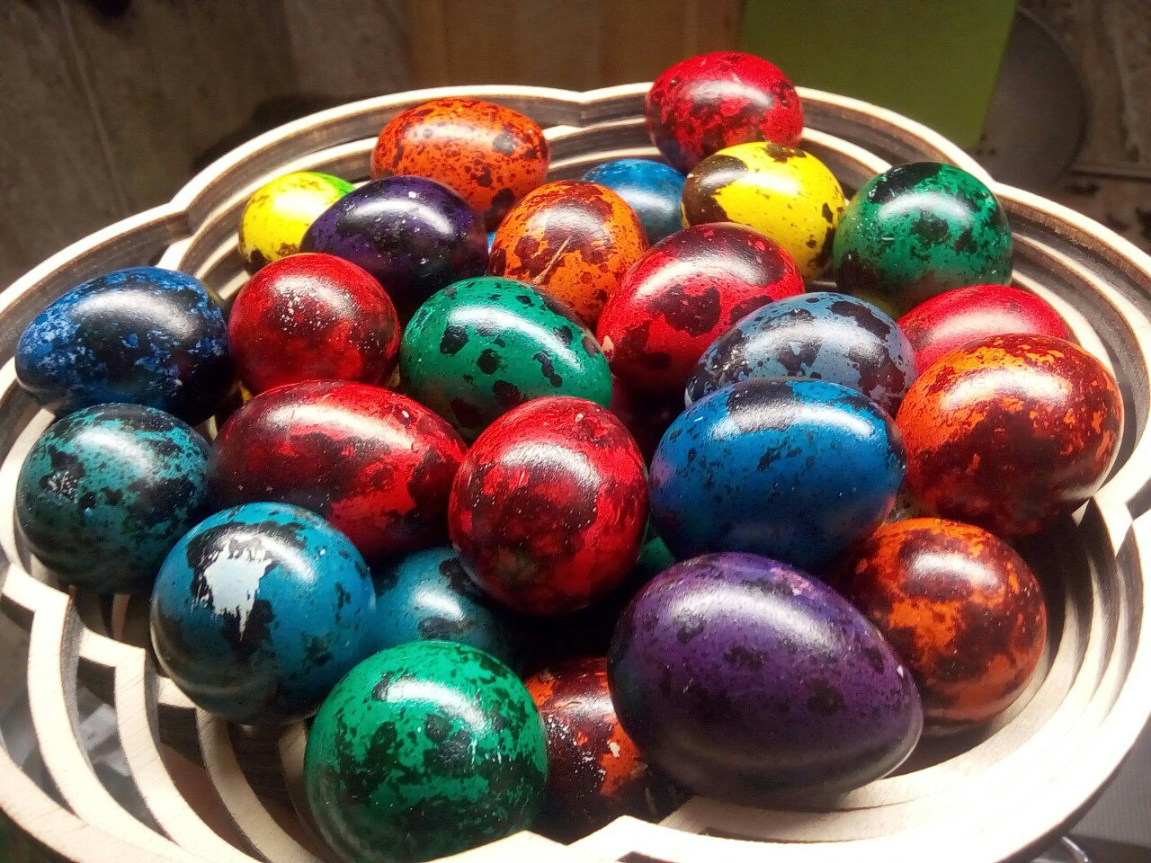 В какой день красят яйца на пасху. Красим яйца. Крашеные пасхальные яйца. Крашеные яйца на Пасху. Оригинальная покраска яиц.