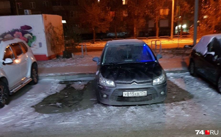 — Дама на фото паркуется так постоянно: исключительно на два места, — написал житель дома на улице 250-летия Челябинска