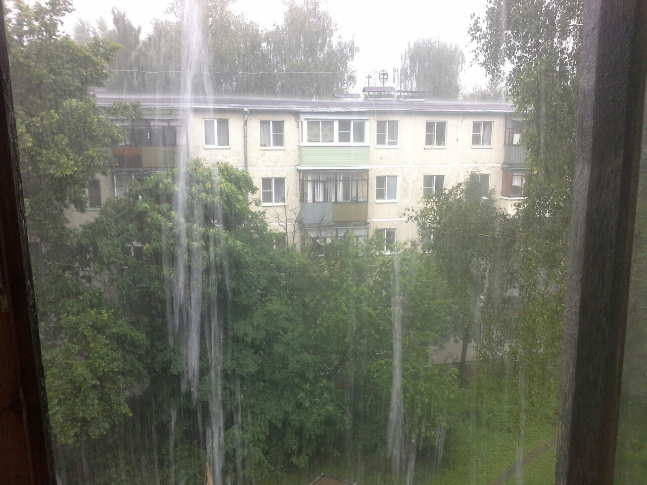 Так сейчас идёт дождь в Дзержинском районе Ярославля