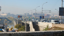 Женщина упала с Октябрьского моста на набережную