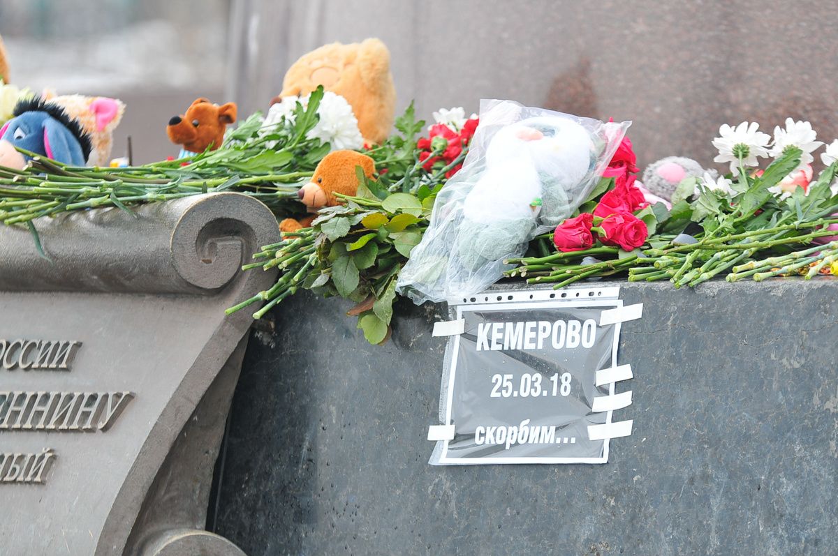 Цветочные киоски, расположенные рядом с «Каменным цветком», делают скидку на все цветы, которые горожане покупают, чтобы почтить память погибших в Кемерово. Зарабатывать на трагедии продавцы не хотят. Говорят, что все красные цветы у них закончились еще вчера. 