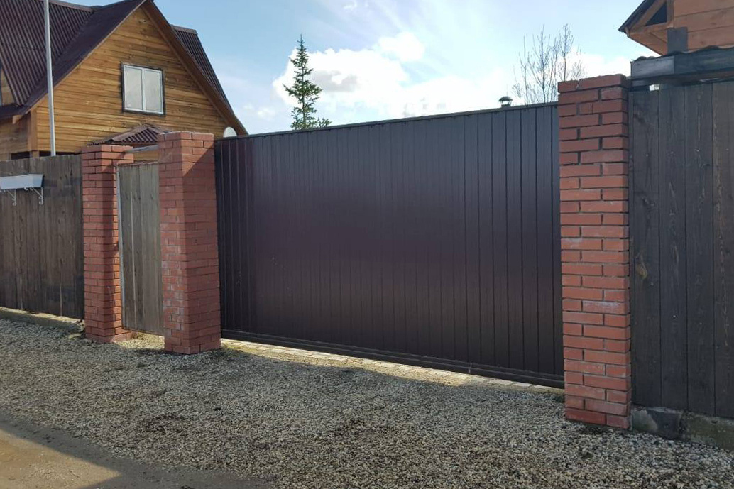 Ворота из профильной трубы с40 40х20 с калиткой. Калитка минус. Старая железная калитка. Распашные ворота из профлиста с20. Калитка ми з профильной трубы.