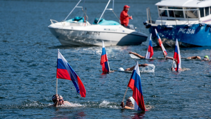 Красноярцы с флагом в руках проплыли 180 километров по холодной воде