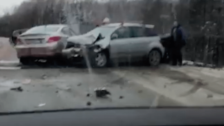 На Московском тракте столкнулись три машины, пять человек пострадали
