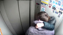 «Мы даже не стукались»: появилось видео, как сладкая парочка из Ярославля сломала лифт