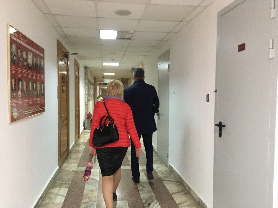 После оглашения судебного решения Зыкова и её адвокат поспешили покинуть зал Калининского суда После оглашения судебного решения Зыкова и её адвокат поспешили покинуть зал Калининского суда