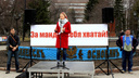 «За мандат себя хватай»: десятки новосибирцев вышли на митинг против домогательств депутата