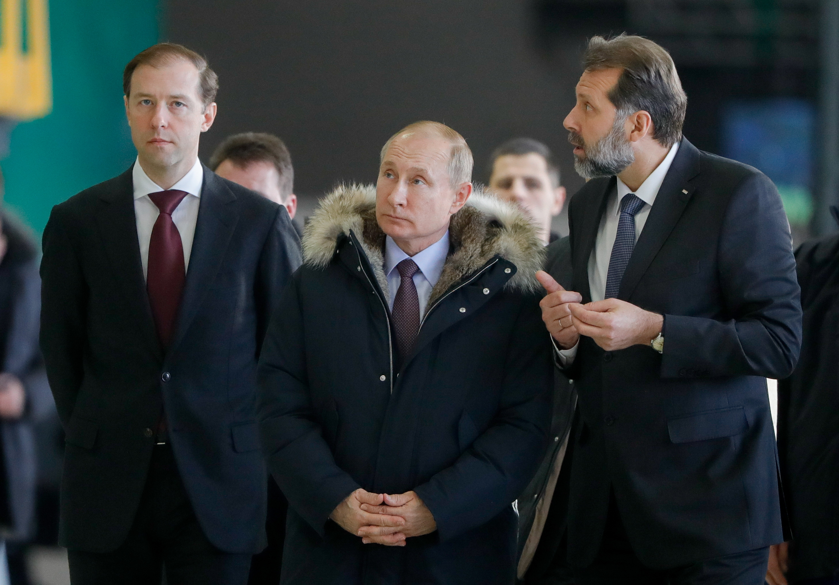Министр промышленности Денис Мантуров, Владимир Путин и глава УВЗ Александр Потапов