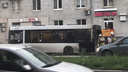«Полыхнул на маршруте»: на улице Победы у автобуса сгорел моторный отсек