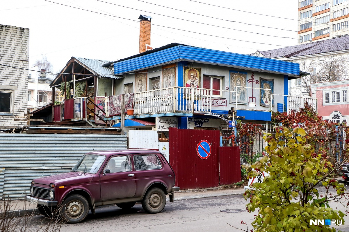 Странный дом тревожит нижегородцев уже с десяток лет. Однако раньше его владелец не вёл себя так шумно<br> Странный дом тревожит нижегородцев уже с десяток лет. Однако раньше его владелец не вёл себя так шумно<br>