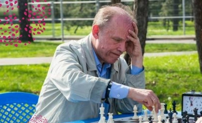Кажется, что в шахматы в парках обычно играют джентльмены в возрасте. Но если вы придете на игру, то обнаружите соперников разных возрастов