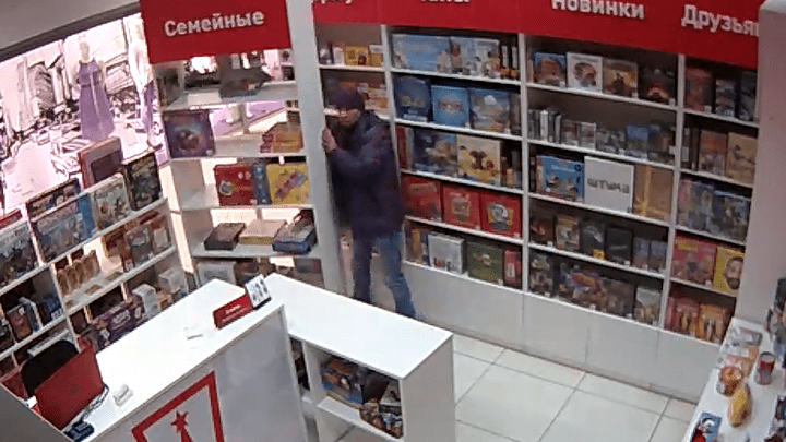 Камера сняла, как мужчина разгромил магазин настольных игр в «Мегаполисе» и украл смартфон
