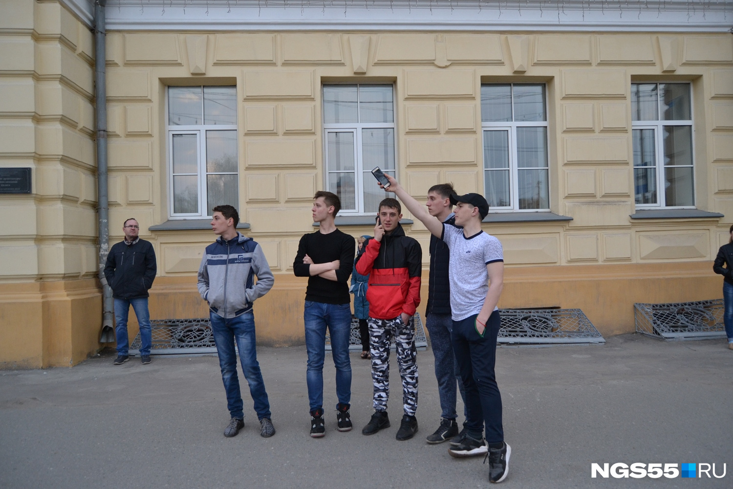Юноши высматривали кого-то из друзей в строю парада