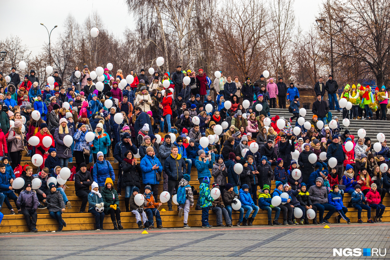 На лавках Михайловской набережной уселись две сотни новосибирцев с белыми шарами