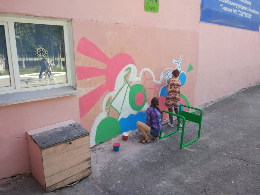 Новая велопарковка и граффити у гимназии <nobr class="_">№ 15</nobr>. Фото предоставлено читательницей НГС Натальей