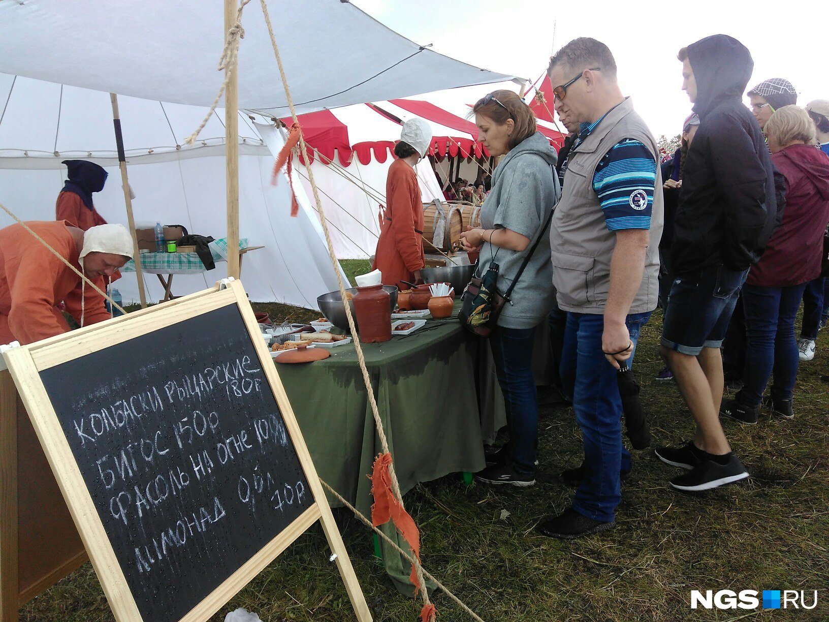 Участники и зрители фестиваля рады были подкрепиться рыцарскими колбасками