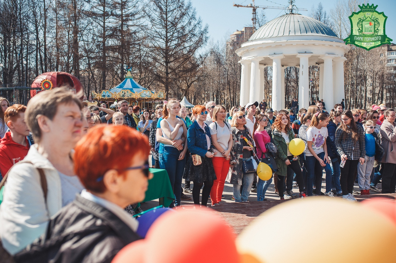 Зрители в парке всегда довольны программой Зрители в парке всегда довольны программой