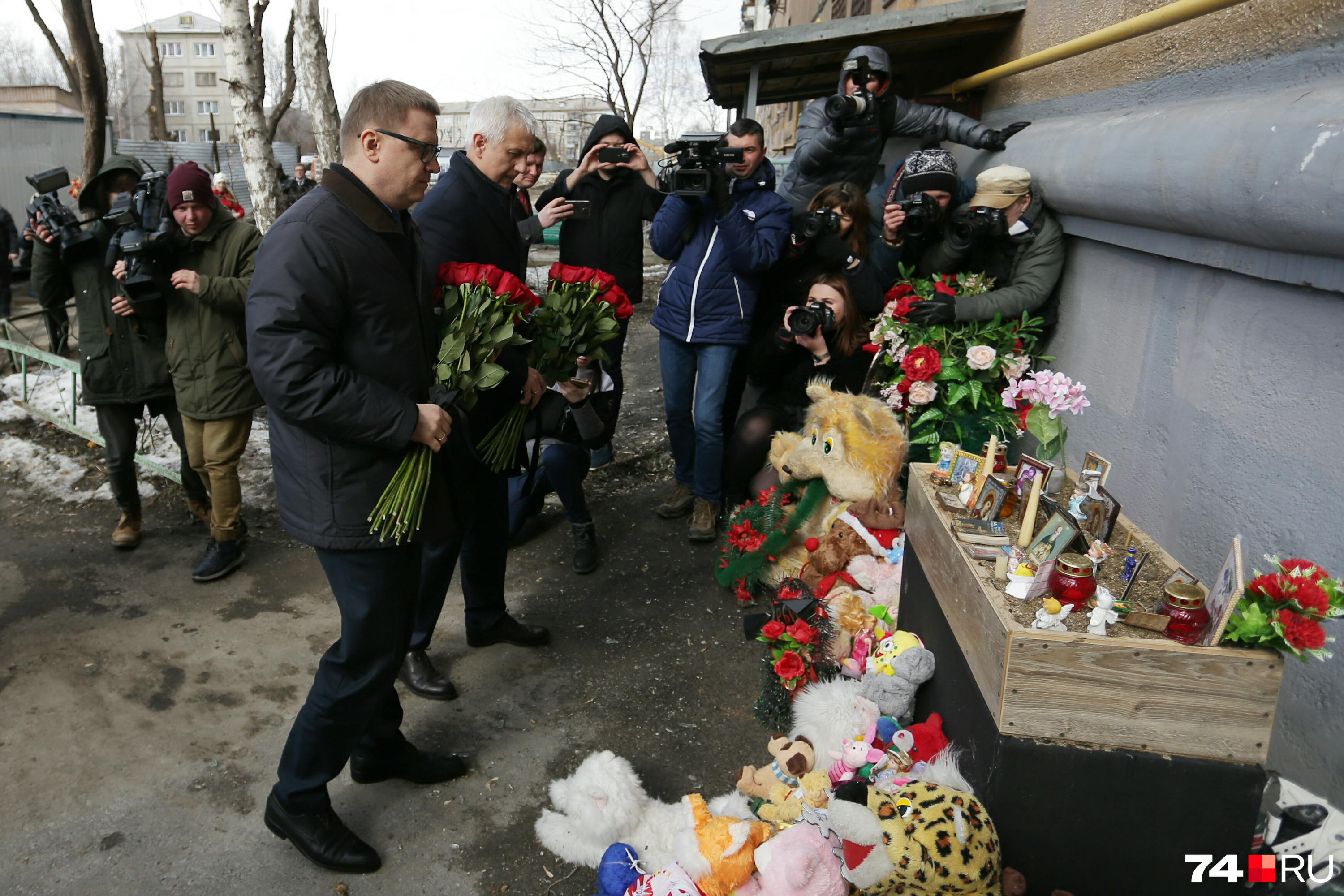 Алексей Текслер в первую очередь возложил цветы к мемориалу на месте трагедии в Магнитогорске Алексей Текслер в первую очередь возложил цветы к мемориалу на месте трагедии в Магнитогорске