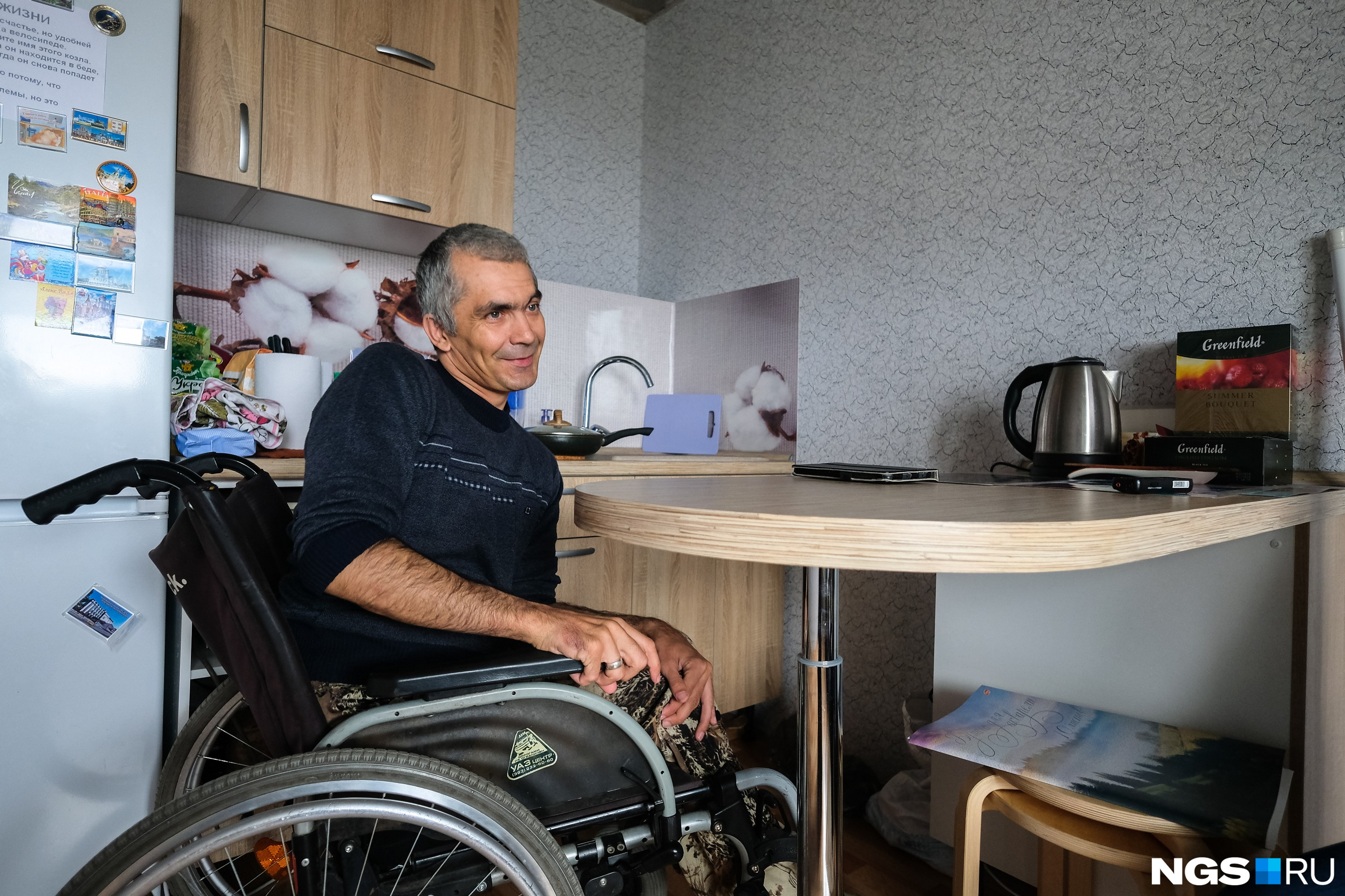 Женщина инвалид на кресле. Итальянские дамы в инвалидных креслах. Молодой артист прикованный к инвалидному креслу. Актриса в инвалидном кресле. Девочка инвалид.