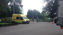 Мужчину увезли без сознания: в Ярославле возле Вечного огня сбили велосипедиста