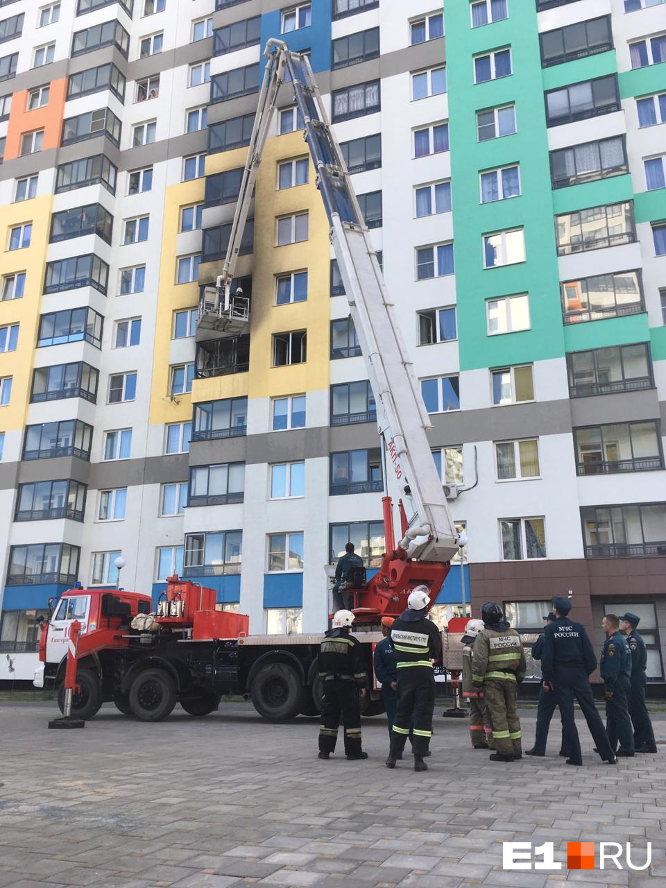 Пожарные поднялись на уровень квартиры, чтобы потушить ее Пожарные поднялись на уровень квартиры, чтобы потушить ее