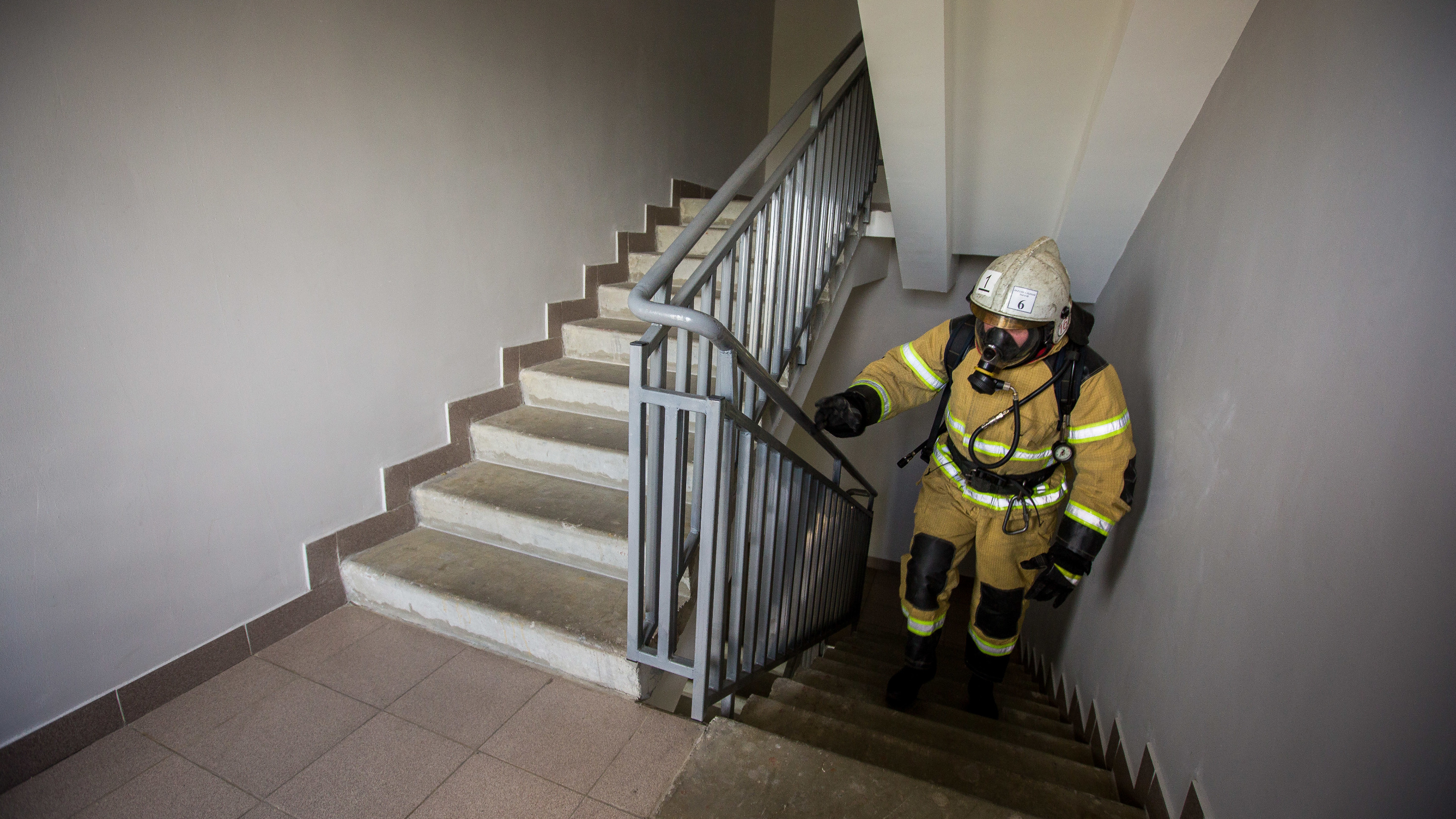 На Затулинке 30 человек выбежали из квартир из-за дымовой шашки в лифте